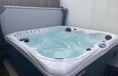 Splott Casa | City Retreat, 2 Bed House with Cloudstream Hot Tub