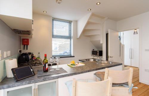 Splott Casa | City Retreat, 2 Bed House with Cloudstream Hot Tub