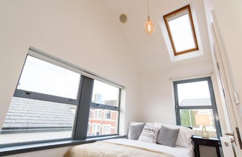 Splott Casa | City Retreat, 2 Bed House with Cloudstream Hot Tub