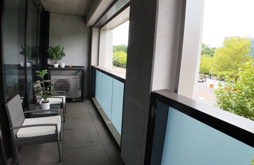 Reid Apartamento | City Retreat with Rooftop Pool, Private Parking & City Views
