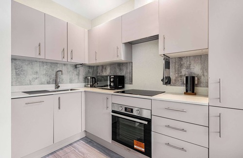 Sutton Apartamento | City Service Lets | New London Cheam Village 1 Bed | Ideal for Long Business Stays | With Parking