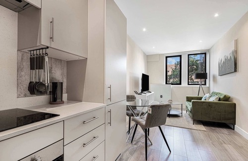 Sutton Apartamento | City Service Lets | New London Cheam Village 1 Bed | Ideal for Long Business Stays | With Parking