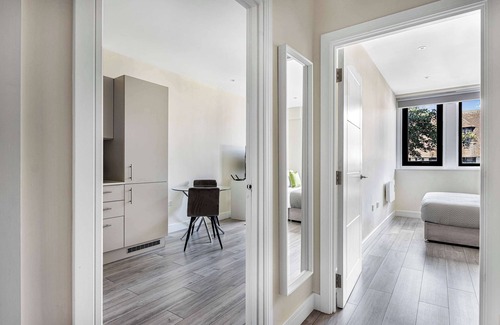Sutton Apartamento | City Service Lets | New London Cheam Village 1 Bed | Ideal for Long Business Stays | With Parking