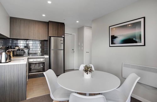 Newton Apartamento | City Skyline Apartment near Myers Park