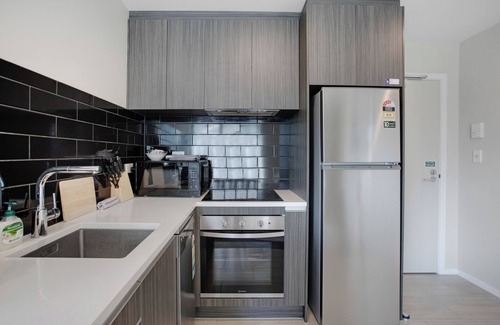 Newton Apartamento | City Skyline Apartment near Myers Park