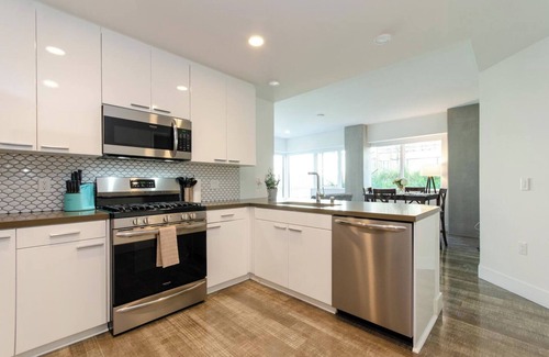 Historic Core Apartamento | City Skyline Views 3-Bed High-rise Apartment W/Rooftop Pool, Spa & Rooftop Views