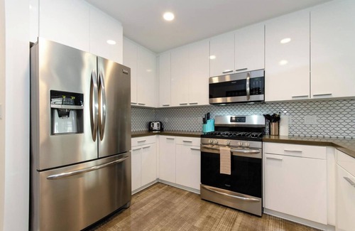 Historic Core Apartamento | City Skyline Views 3-Bed High-rise Apartment W/Rooftop Pool, Spa & Rooftop Views