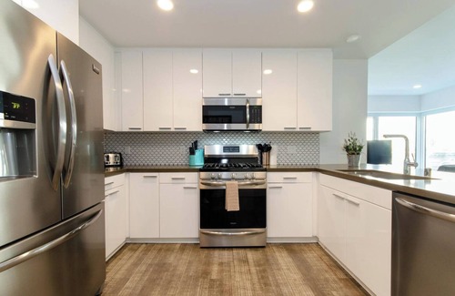 Historic Core Apartamento | City Skyline Views 3-Bed High-rise Apartment W/Rooftop Pool, Spa & Rooftop Views