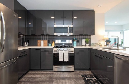 Historic Core Apartamento | City Skyline Views 3Bed Apt with Rooftop Pool, Spa,& Rooftop deck