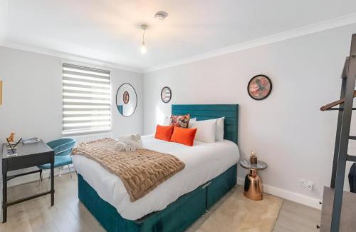 Bow West Apartamento | City Sophistication Chic 3-BR for Modern Living