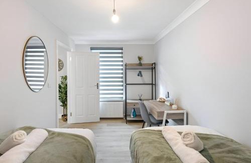 Bow West Apartamento | City Sophistication Chic 3-BR for Modern Living