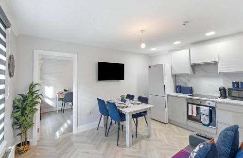 Bow West Apartamento | City Sophistication Chic 3-BR for Modern Living