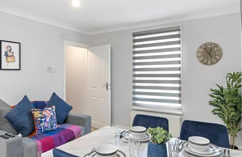 Bow West Apartamento | City Sophistication Chic 3-BR for Modern Living