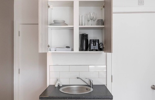 Ealing Apartamento | City Studio: TV & Amenities