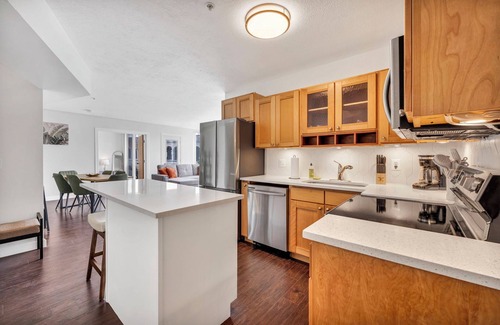 Ohio City Apartamento | City Suite, Free Parking, 24/7 Hour Gym