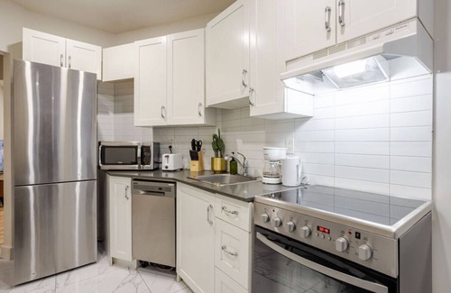 Cote-Des-Neiges—Notre-Dame-De-Grace Apartamento | City Verve Modern 2BR in NDG MTL