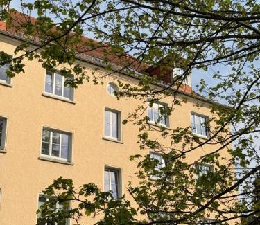 Mickten Casa | City View Apartment - WiFi - Netflix - Airport Shuttle