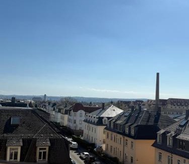 Mickten Casa | City View Apartment - WiFi - Netflix - Airport Shuttle