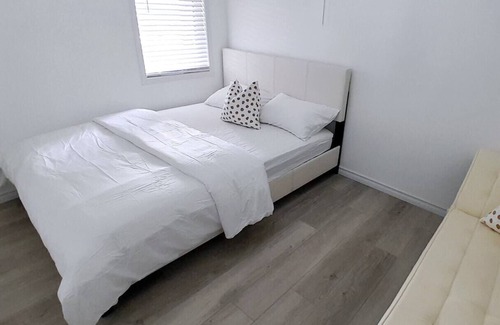 Orillia Apartamento | City-View Apartment with Hot Tub (3 Bedrooms)