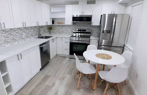 Orillia Apartamento | City-View Apartment with Hot Tub (3 Bedrooms)