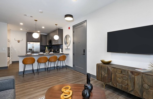 Rolling Mill Hill Condominio | City-view condo with rooftop lounge, gym, & 10-minute walk to downtown