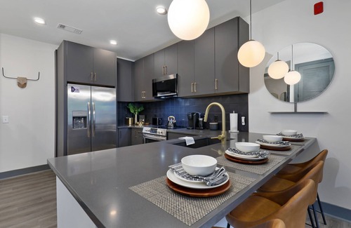Rolling Mill Hill Condominio | City-view condo with rooftop lounge, gym, & 10-minute walk to downtown