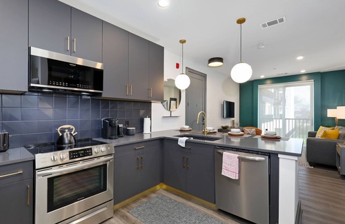 Rolling Mill Hill Condominio | City-view condo with rooftop lounge, gym, & 10-minute walk to downtown