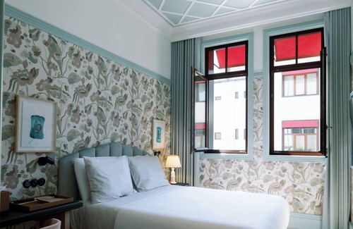 Centro / Baixa Hotel | City View Unit Near Igreja do Carmo and Douro River Ferry! With Outdoor Pool!