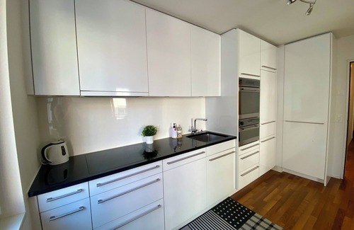 District 6 Apartamento | City Views & Comfort at Schaffhauserplatz