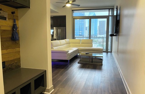 Uptown Condominio | Cityscape Views at America Airline Center W/ Free Parking/ Stars, Mavs, Concerts