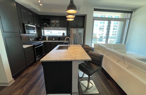 Uptown Condominio | Cityscape Views at America Airline Center W/ Free Parking/ Stars, Mavs, Concerts