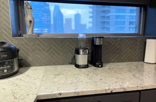 Uptown Condominio | Cityscape Views at America Airline Center W/ Free Parking/ Stars, Mavs, Concerts