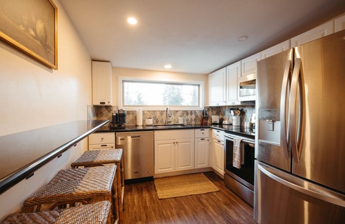 Carver Casa | Clackamas Riverfront Guest Suite With Hot Tub And Sauna