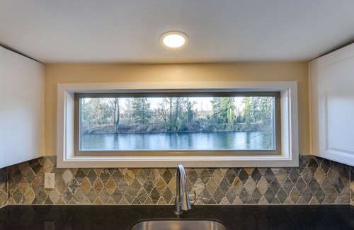 Carver Casa | Clackamas Riverfront Guest Suite With Hot Tub And Sauna
