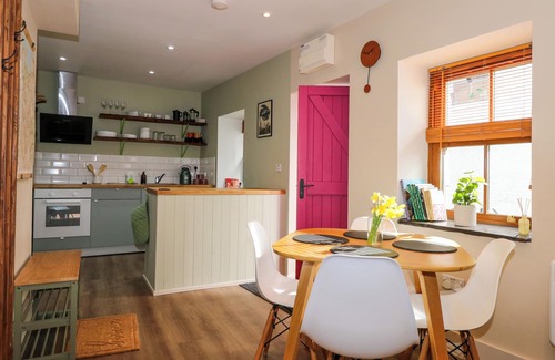 Bangor Casa | CLAIRE'S COTTAGE, family friendly, with hot tub in Bethesda