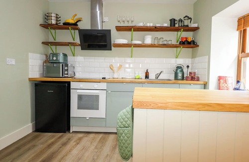 Bangor Casa | CLAIRE'S COTTAGE, family friendly, with hot tub in Bethesda