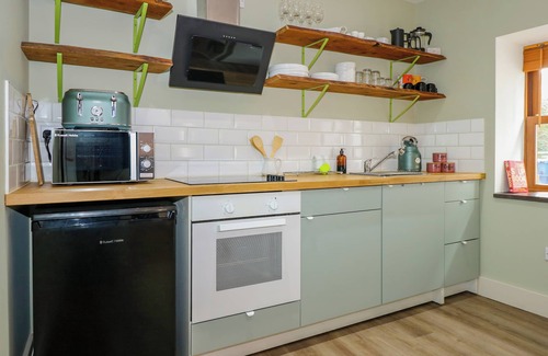 Bangor Casa | CLAIRE'S COTTAGE, family friendly, with hot tub in Bethesda