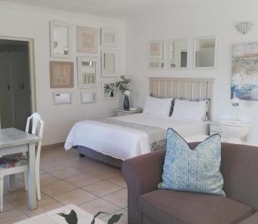 Salt Rock Apartamento | Claire's Deluxe Studio Apartment - SOLAR