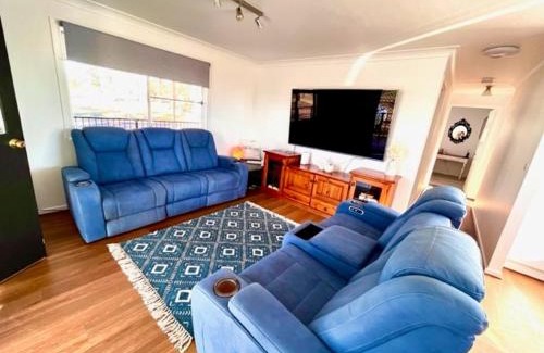 Clarendon Casa | Clarendon Cottage, near Lowood , Fernvale, right on the BVRT