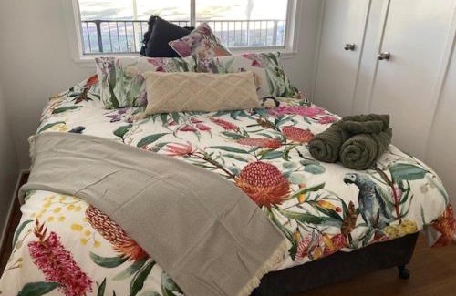Clarendon Casa | Clarendon Cottage, near Lowood , Fernvale, right on the BVRT