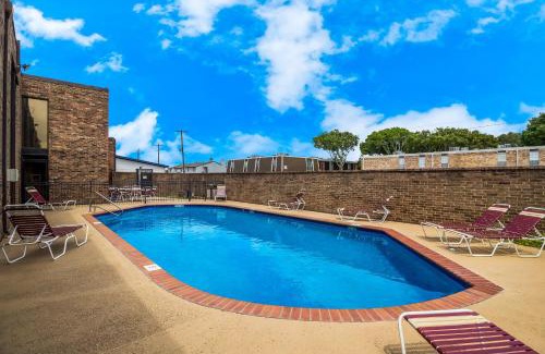 Lake Jackson Hotel | Clarion Pointe Lake Jackson - Clute