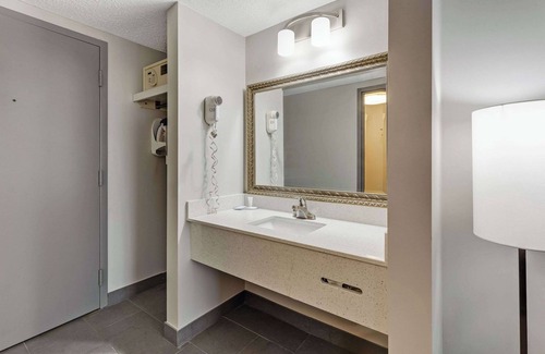 Erie Hotel | Clarion Pointe Near Erie Casino