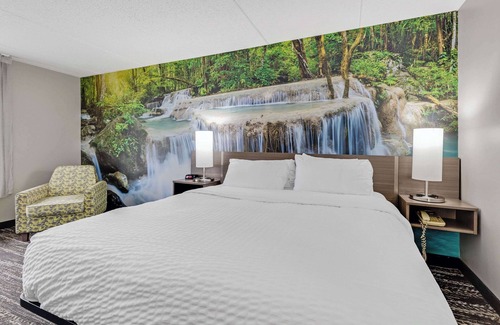 Erie Hotel | Clarion Pointe Near Erie Casino