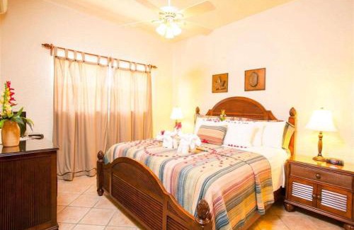 French Harbour Hotel | Clarion Suites Roatan at Pineapple Villas