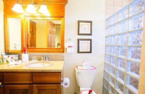 French Harbour Hotel | Clarion Suites Roatan at Pineapple Villas