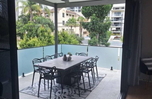 Surfers Paradise Villa | Class and Sophistication in surfers. Walk to beach, Cavil Ave, and the tram!