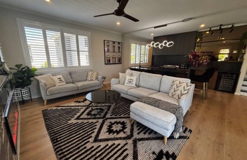 Surfers Paradise Villa | Class and Sophistication in surfers. Walk to beach, Cavil Ave, and the tram!