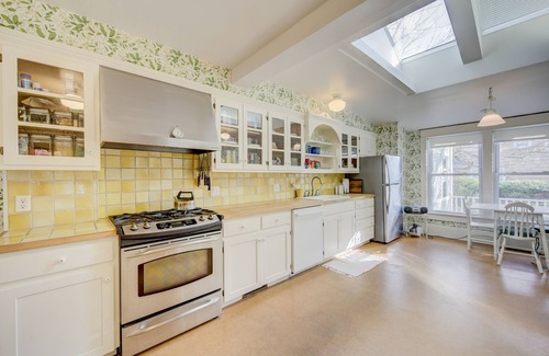 The Pines Casa | Classic 1920s oceanfront home & cottage with AC, bikes, grill - walk to beach
