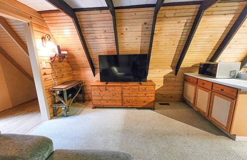 Sears Cabina | Classic A-Frame | River, Fireplace, Kayaks & Tubes