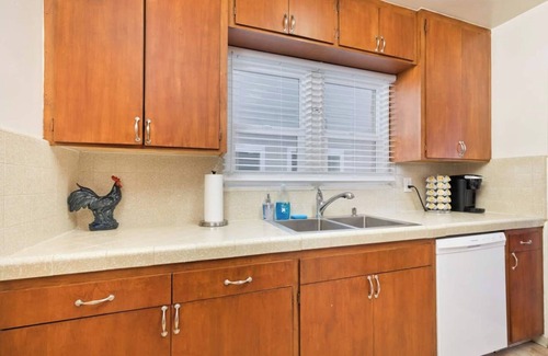 Central Mission Beach Cabaña | Classic Beach Cottage Steps to Sand + A/C & Garage